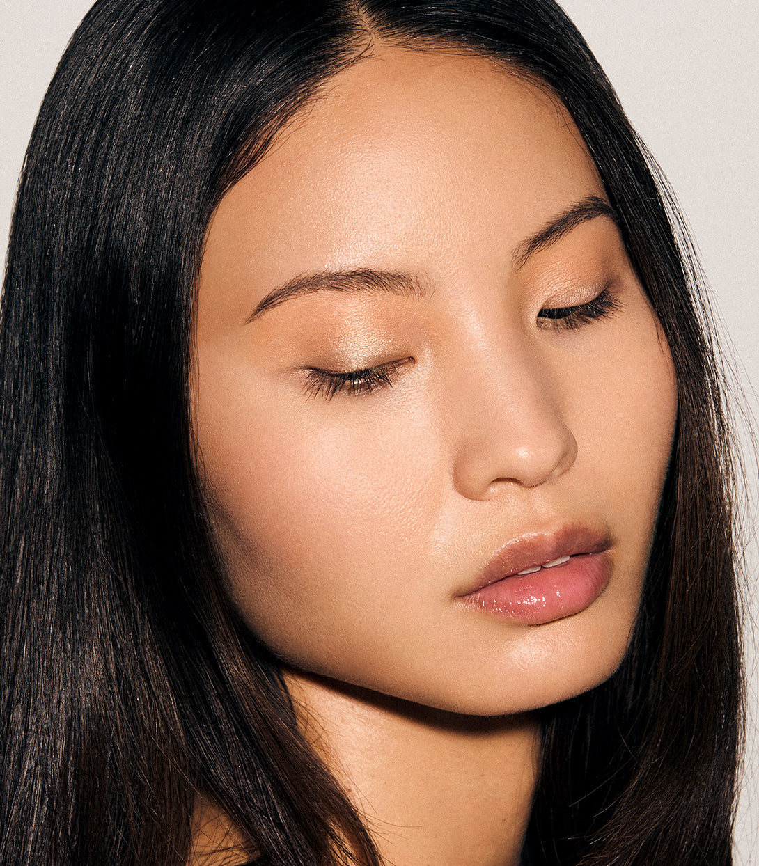 Create Stunning Looks! Multi-Chromatic Eyeshadow for Instant Radiance 111